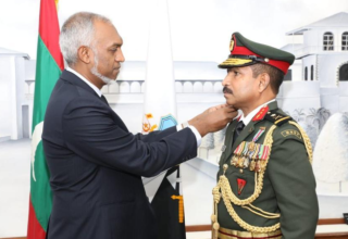 ރައީސް ޑރ. މުހައްމަދު މުއިއްޒާއި ޗީފް އޮފް ޑިފެންސް ފޯސް އަބްދުއްރަހީމް އަބްދުލް ލަތީފް/ ފޮޓޯ: ރައީސް އޮފީސް