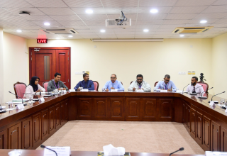 އިލެކްޝަންސް ކޮމިޝަނުގެ މެމްބަރުން މަޖިލިސް ކޮމިޓީއެއްގައި/ ފޮޓޯ: މަޖިލިސް