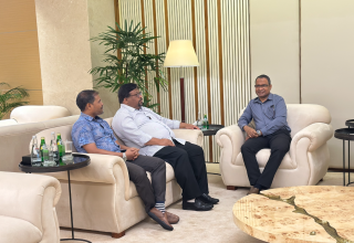 މިދަތުރުފުޅުގައި އުއްތަމަފަނޑިޔާރުގެ އަރިހުގައި ފަނޑިޔާރު ޢަލީ ރަޝީދު ޙުސައިން އަދި ފަނޑިޔާރު ޢަބްދުﷲ ޙަމީދު ބައިވެރިވެވަޑައިގަންނަވާ