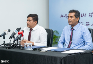 ދަތުރުފަތުރާ މަދަނީ އުދުހުންތަކާ ބެހޭ ވަޒީރު މުޙައްމަދު އަމީނާއި، އެޗްޑީސީގެ މެނޭޖިން ޑިރެކްޓަރ އިބްރާހީމް ފަޟުލް ރަޝީދު ފޮޓޯ: އެޗްޑީސީ