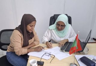 ކުރީގެ ދެބަންޑާރަނާއިބުންކަމަށްވާ ޢާޒިމާ ޝަކޫރާއި ދިޔާނާ ސަޢީދު.