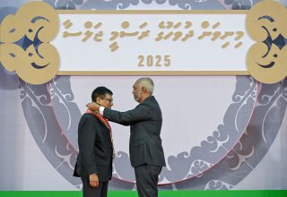 ނިޝާން ޢިއްޒުއްދީނުގެ ޢިއްޒަތުގެ ވެރިކަމުގެ ލަގަބު ކުރީގެ އުއްތަމަ ފަނޑިޔާރު މުއުތަސިމް އަދުނާނަށް އަރުވައިފި