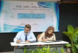 ކޮންޓްރެކްޓަރ ފައިނޭންސް އުޞޫލުން 55 ރަށެއްގެ ކައުންސިލް އިދާރާ، އެޅުމުގެ އެއްބަސްވުމުގައި ސޮއިކުރުން
