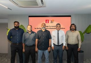ބީއެމްއެލްއިން ރާއްޖޭގައި ބާސްކެޓްބޯޅަ ކުރިއެރުވުމަށް އެމްބީއޭ އާއެކު އެއްބަސްވުމެއްގައި ސޮއި ކުރުން/ ފޮޓޯ: ބީއެމްއެލް