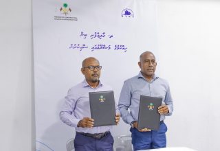 . ގާދިއްފުށި ބިން ހިއްކުމުގެ މަޝްރޫޢުގެ އެއްބަސްވުމުގައި ސޮއިކޮށްފި