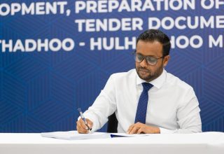 ހިތަދޫ، ހުޅުދޫ/މީދޫ ބްރިޖުގެ ސާވޭގެ މަސައްކަތް ޗައިނާގެ ކުންފުންޏަކަށް ހަވާލު ކުރުން/ ފޮޓޯ: ކޮންސްޓްރަކްޝަން މިނިސްޓްރީ
