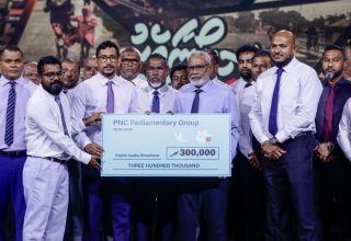 "ސިލޯނާއެކު ދިވެހީން" ޓެލެތޯނަށް ޕީއެންސީގެ ޕީޖީ ގްރޫޕުން 300،000ރ. ހަދިޔާ ކުރުން/ ފޮޓޯ: ޕީއެސްއެމް