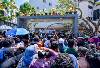 ރައްޔިތުން ހައުސިންގ މިނިސްޓްރީ ކައިރީ މުޒާހަރާ ކުރަނީ - ފޮޓޯ| މިހާރު