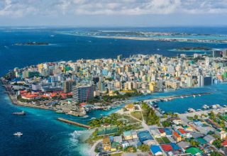 އެއްތަނަކަށް އެންމެން ޖަމާވުމުގެ މައްސަލަ؛ މުޅި ގައުމުގެ އިޖުތިމާއީ އަދި އުމްރާނީ އޮނިގަނޑަށް ހުރި ގޮންޖެހުމެއް! --- ފޮޓޯ: އޭއައި