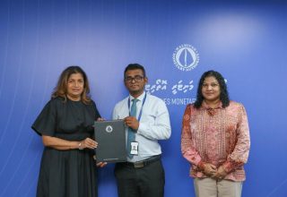 ޑިވެލޮޕްމަންޓް ބޭންކަށް ވިޔަފާރި ފެށުމުގެ ހުއްދަ ދޫކުރުން/ ފޮޓޯ: އެމްއެމްއޭ