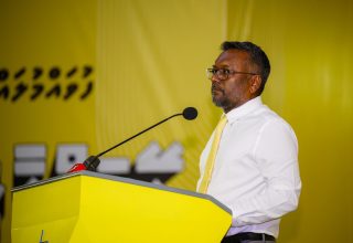 އެމްޑީޕީގެ ޖަލްސާގައި ފައްޔާޒު ވާހަކަދައްކަވަނީ. ފޮޓޯ: އެމްޑީޕީ
