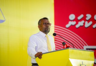 އެމްޑީޕީގެ ޖަލްސާގައި ފައްޔާޒު ވާހަކަދައްކަވަނީ. ފޮޓޯ: އެމްޑީޕީ