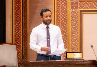 ވަޒީރު މުއްތަލިބް މަޖިލީހުގަިއ ވާހަކަދައްކަވަނީ- ފޮޓޯ: މަޖިލިސް