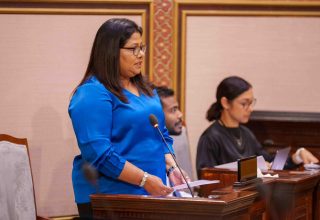 ހެލްތް މިނިސްޓަރ ގީލާ އަލީ ރައްޔިތުންގެ މަޖިލީހުގެ ތަޅުމުގައި ވާހަކަ ދައްކަވަނީ/ ފޮޓޯ: މަޖިލިސް