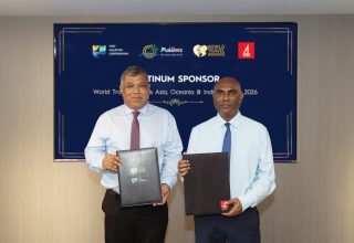 ވޯލްޑް ޓްރެވަލް އެވޯޑްސްގެ ޕްލެޓިނަމް ޓައިޓަލް ސްޕޮންސަރަކަށް ބީއެމްއެލް ސޮއިކުރުން/ ފޮޓޯ: ބީއެމްއެލް