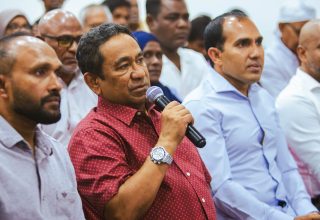 އައްޑޫގައި ބޭއްވި ޕީއެންއެފް ޖަލްސާގައި ރައީސް ޔާމީން ވާހަކަ ދައްކަވަނީ/ ފޮޓޯ: ޕީއެންއެފް