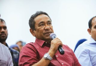 އައްޑޫގައި ބޭއްވި ޕީއެންއެފް ޖަލްސާގައި ރައީސް ޔާމީން ވާހަކަ ދައްކަވަނީ/ ފޮޓޯ: ޕީއެންއެފް