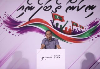 އައްޑޫގައި ބޭއްވި ޕީއެންއެފް ޖަލްސާގައި ރައީސް ޔާމީން ވާހަކަ ދައްކަވަނީ/ ފޮޓޯ: ޕީއެންއެފް
