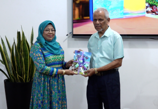 މަޝްހޫރު "އަރާކުރި ސީރީސް" ގެ 47 ވަނަ ފޮތް "ދިވެހީންގެ ވަތަން" ފޮތް ނެރުންް/ ފޮޓޯ: ސަންގު