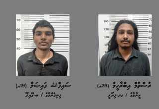 ހުޅުމާލޭގައި ކޯރާޑީއަކުން ހަމަލާދީ މާރާމާރީ ހިންގިކަމުގެ ކުށުގެ ތުހުމަތުގައި ހައްޔަރު ކުރި މީހުން/ ފޮޓޯ: ފުލުހުން