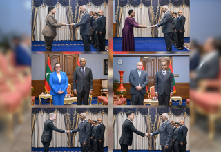 އެކި ގައުމުތަކުން ޜާއްޖެއަށް ކަނޑައަޅުއްވާފައިވާ ސަފީރުންނަށް ފަތްކޮޅު އެރުވުން