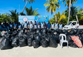 ލުޅުދޫ-މީދޫގައި ކުރިއަށް ގެންދިޔަ ސާފުކުރުމުގެ ޕްރޮގްރާމުގައި ބައިވެރިވި މީހުން / އައްދޫ ލައިވް