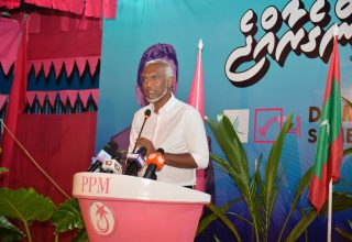 އިދިކޮޅުން ކެމްޕެއިންއަށް ބ ކަމަދޫއަށް ވަޑައިގެން ބޭއްވި ޖަލްސާގައި ޑރ މުއިއްޒު ވާހަކަދައްކަވަނީ. ފޮޓޯ: ޕީޕިއެމް