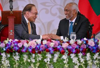 ރައީސުލްޖުމްހޫރިއްޔާ ޑރ.  މުއިއްޒާއި މެލޭޝިޔާގެ ބޮޑު ވަޒީރު އަންވަރު އިބްރާހީމް / ފޮޓޯ: ސަރުކާރު