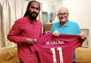 ލިވަޕޫލުގެ މަޝްހޫރު ފޯވާޑް މުހައްމަދު ސަލާހް ސޮއިކޮށް   ރައީސް މައުމޫނަށް ހަދިިޔާ ކުރި ޖާޒީ: ފޮޓޯ/ ސޯޝަލް މީޑިއާ