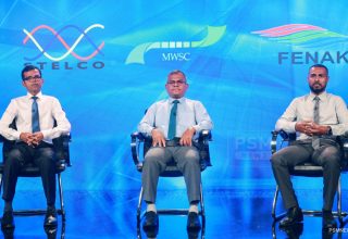 ފެނަކަ މެނޭޖިން ޑިރެކްޓަރ މުއާޒް ރަޝީދާއި ސްޓެލްކޯގެ މެނޭޖިން ޑިރެކްޓަރ ހުސެއިން ފަހުމީ އާއި އެމްޑަބްލިއުއެސްސީގެ މެނޭޖިން ޑިރެކްޓަރ އަބްދުލް މަތީން މުޙައްމަދު/ ފޮޓޯ: އަދަދު
