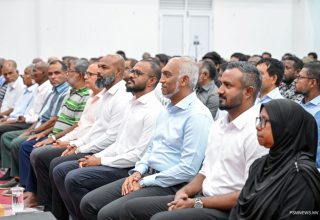 ރައީސް ކުޅުދުއްފުށީ ރައްޔިތުންނާއި ބައްދަލު ކުރެއްވުން: ފޮޓޯ ރައީސް އޮފީސް