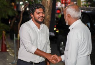 ރައީސް ޑރ. މުހައްމަދު މުއިއްޒާއި ހިތަދޫ މެދު ދާއިރާގެ މެމްބަރު އަހުމަދު އަޒާން މަރުޒޫގް/ ފޮޓޯ: ޕީއެންސީ