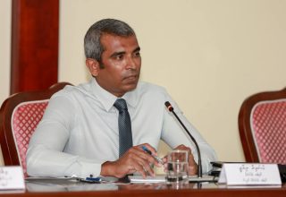 ރައްޔިތުންގެ މަޖިލީހުގެ މާލިއްޔަތު ކޮމިޓީގެ ބައްދަލުވުމުގައި އޮޑިޓަރ ޖެނެރަލް ހަސަން ނިޔާޒީ ވާހަކަ ދައްކަވަނީީ/ ފޮޓޯ: މަޖިލިސް