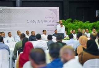 ރައީސް ޑރ މުހައްމަދު މުއިއްޒު ކުދި އަދި މެދު ފަންތީގެ ވިޔަފާރިވެރިނންނާއިއެކު ބޭއްވި ބައްދަލުވުމުގެ ތެރެއިން: ފޮޓޯ ރައީސް އޮފީސް