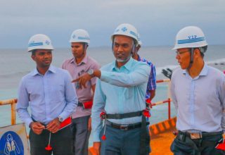 ސިނަމާލެ ބްރިޖުގެ މަސައްކަތް ކުރިޔަށް ދިޔަ ދުވަސްވަރު؛ ރައީސް މުއިއްޒު ބްރިޖުގެ މަސައްކަތް ބައްލަވާލަނީ: ފޮޓޯ/ ހައުސިން މިނިސްޓްރީ