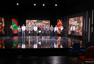 އެޗްޑީސީން ލަންކާއަށް އެހީވާން ޓެލެތޯނަށް އެއްލަކަ ރުފިޔާ ހަދިޔާކުރުން -- ފޮޓޯ/ ޕީއެސްއެމް