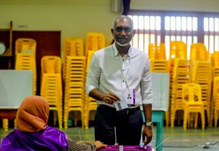 ރައީސުލްޖުމްހޫރިއްޔާ ޑރ. މުހައްމަދު މުއިއްޒު ރިޔާސީ އިންތިހާބުގައި ވޯޓު ލައްވަނީ/ ފޮޓޯ: ޕީއެސްއެމް