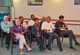 ނޫސްވެރިންގެ ބައްދަލުވުމެއްގެ ތެރެއިން.