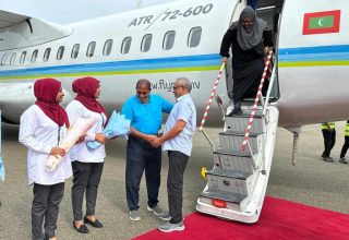 ރައްޔިތުންގެ މަޖިލީހުގެ ރައީސް އަބްދުއްރަހީމް އަބްދުﷲ މިއަދު އދ. މާމިގިއްޔަށް ވަޑައިގަތުމުން އެ ރަށުން ކިޔާފައި ވަނީ ހޫނު މަރުހަބާއެއް/ ފޮޓޯ: ޖޭޕީ