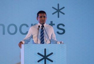"ޑިމޮކްރެޓްސް" އިން އާޓިފިޝަލް ބީޗްގައި ބޭއްވި ޖަލްސާ