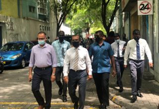 މަޑުއްވަރީ ދާއިރާގެ މެންބަރު އާދަމް ޝަރީފް އުމަރު، ރައީސް ނަޝީދާއިއެކު.