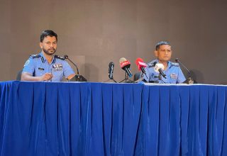 ޔޯގާޑޭގެ ހަމަނުޖެހުމާއި ގުޅިގެން ފުލުހުން ބޭއްވި ނޫސްވެރިންގެ ބައްދަލުވުން