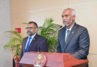 ރައީސުލްޖުމްހޫރިއްޔާ ޑރ މުހައްމަދު މުއިއްޒު އަދި އަރިހުގައި ފިނޭންސް މިނިސްޓަރ މޫސާ ޒަމީރު