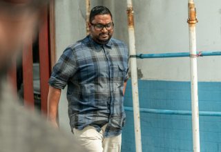 ދައުވާތަކާއި ގުޅިގެން ކްރިމިނަލް ކޯޓުގައި ކުރިޔަށް ދާ ޝަރީއަތަކަށް ބައްސާމް ހާޒިރުވަނީ/ ފޮޓޯ: އަވަސް