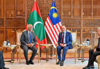 ރައީސް މުއިއްޒު މެލޭޝިއާ ކުރެއްވި ރަސްމީ ދަތުރުފުޅުގެ ތެރެއިން އެ ގައުމުގެ ބޮޑުވަޒީރު އަންވަރު އިބްރާހިމްއާއިއެކު ބޭއްވި ބައްދަލުވުމުގެ ތެރެއިން