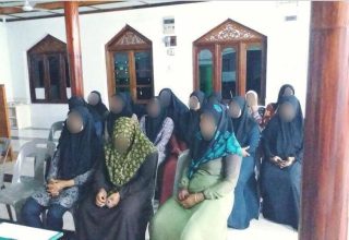 ދަރަނބޫދޫގެ ގަބުރު ހުރި މިސްކިތުގައި ހިނގި ގުރުއާން ކިލާސްތަކުގެ ތެރެއިން: ފޮޓޯ/ ސޯޝަލް މީޑިއާ