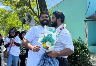 ހުޅުމާލޭގައި ހުންނަ ކަރެކްޝަންސްގެ މަރުކަޒުން ޝަހުޒާން މިނިވަންވުމުން، އޭނާގެ އާއިލާއިން އޭނާއަށް މަރުހަބާ ކިޔަނީ.