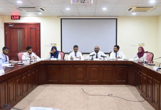 އޭސީސީގެ މެމްބަރުން ރައްޔިތުންގެ މަޖިލީހުގެ ކޮމިޓީ ބައްދަލުވުމެއްގައި/ފޮޓޯ: މަޖިލިސް
