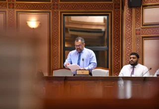 ފިނޭންސް މިނިސްޓަރ މޫސާ ޒަމީރު އަންނަ އަހަރަށް ލާފާ ކުރާ ދައުލަތުގެ ބަޖެޓު ހުށަހަޅުއްވަނީ/ ފޮޓޯ: މަޖިލިސް