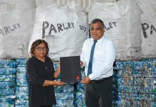 ބީއެމްއެލްއިން ރާއްޖޭގެ ކަނޑުތައް ހިމާޔަތް ކުރުމަށް ޕާލޭ މޯލްޑިވްސް އާއެކު އެއްބަސްވުމެއްގައި ސޮއިކުރުން/ ފޮޓޯ: ބީއެމްއެލް